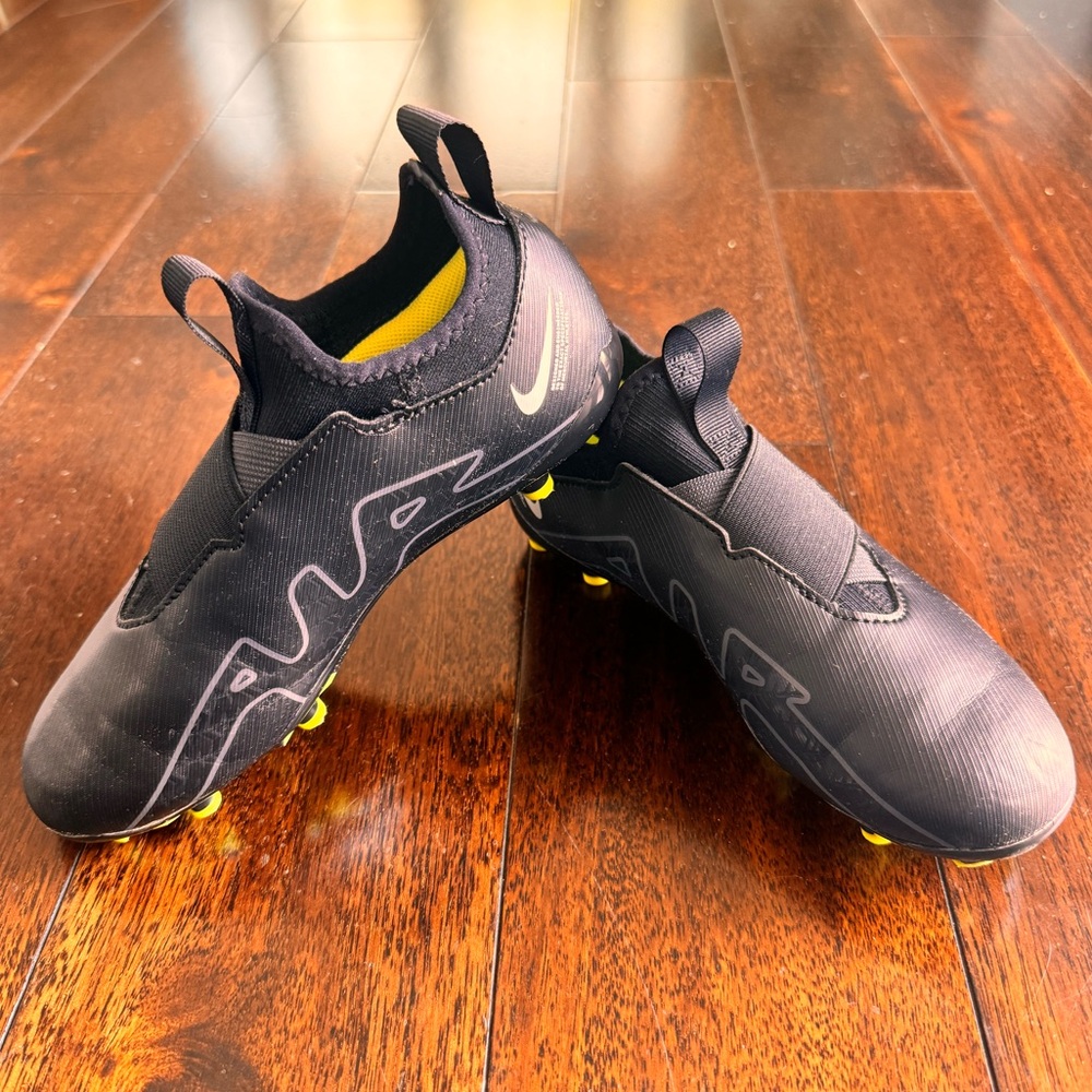 Nike Jr. Zoom Mercurial Vapor 15 Soccer Cleats (Size 1Y)